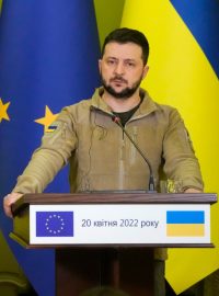 Předseda Evropské rady Charles Michel (vlevo) a ukrajinský prezident Volodymyr Zelenskyj