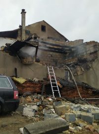 Jeden člověk se zranil v neděli ráno po výbuchu rodinného domu v Loučce u Valašského Meziříčí na Vsetínsku