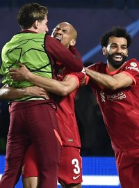 Fotbalisté Liverpoolu se radují z gólu Fabinha