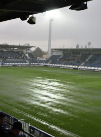 Deštěm promáčený stadion v Uherském Hradišti