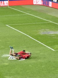 Hráči Sparty se kloužou po mokré trávě stadionu Miroslava Valenty v Uherském Hradišti