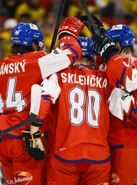 Čeští hokejisté se radují po gólu