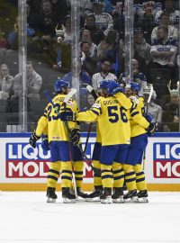 Švédští hokejisté po gólu proti Rakousku