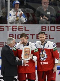 Kapitán Roman Červenka a David Krejčí s bronzovými medailemi a trofejí