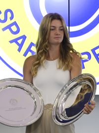 Tenistka Lucie Havlíčková s dvěma trofejemi z Roland Garros