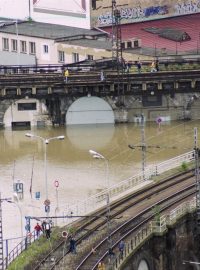 Z dnes opraveného Negrellho viaduktu bylo vidět zatopené ústřední autobusové nádraží Florenc, karlínský Sokol nebo Hudební divadlo Karlín.