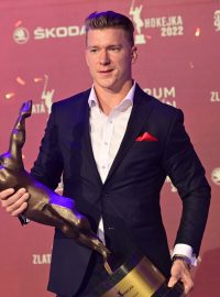Ondřej Palát s trofejí pro nejlepšího českého hokejistu uplynulé sezony