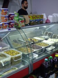 Syřané v Egyptě vyrábějí a prodávají své typické potraviny - sýry, olivy a koření