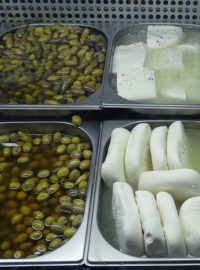 Syřané v Egyptě vyrábějí a prodávají své typické potraviny - sýry, olivy a koření