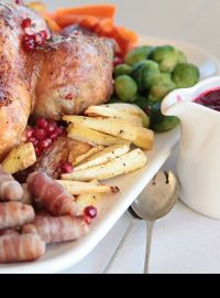 Tradiční pokrm britských Vánoc, pečená krůta.