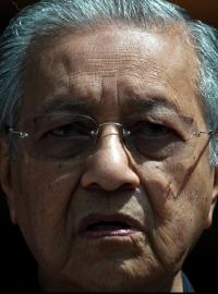 Tehdy a nyní: staronový premiér Malajsie Mahathir Mohamad. Kdysi zemi řídil dlouhých 22 let (1981-2003), a přestože ji v mnohém pozvedl, vládl velmi nelítostnou rukou. Nyní, po dalších 15 letech, opět stanul v čele země. Co teď Malajsii čeká?