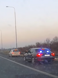 Záběr z kamery polského řidiči, kterého zastavil český policejní passat