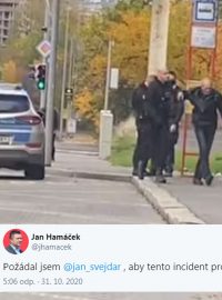 Náhodní svědci zachytili zásah policie. Omluvte prosím vulgarismy ve videu.