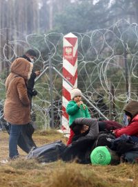 Situace vygradovala během pondělí, kdy se k polskému hraničnímu přechodu Bruzhi – Kuźnica Białostocka