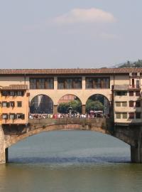 Slavný florentský most Ponte Vecchio ještě před vypuknutím epidemie koronaviru