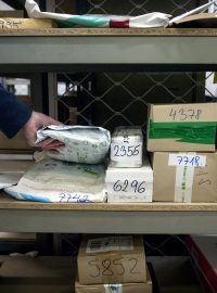 Poštovní balíky standardizované velikosti, vlevo balíky jiných rozměrů