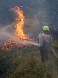 Hasiči se snaží dostat pod kontrolu požár v Hřensku