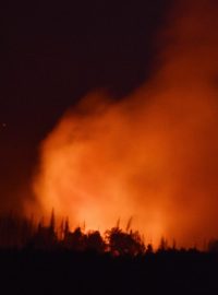 Noční záběr požáru národního parku České Švýcarsko