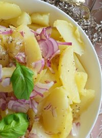 Přednosti bramborového salátu jsou lahodná chuť a stravitelnost