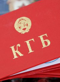 Průkaz KGB - Výboru státní bezpečnosti, hlavní sovětské tajné služby.