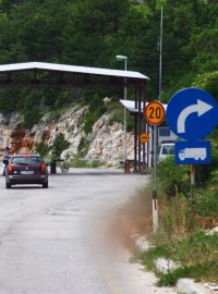 Podle bosenských úřadů se rýsuje se nová cesta přes Balkán, která &quot;prochází Albánií, Černou Horou a Hercegovinou&quot; (na ilustračním snímku hraniční přechod mezi Bosnou a Hercegovinou a Černou Horou).