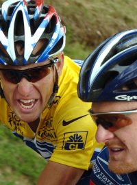 Lance Armstrong debatuje se svým někdejším týmovým parťákem Floydem Landisem