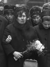 Matka Jana Palacha ve smutečním průvodu na pohřbu syna v lednu 1969. Podepírá ji syn Jiři a jejich kamarádka paní Horáková.