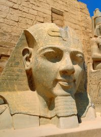 fragment sochy faraona Ramsese II. starý více než 3400 let