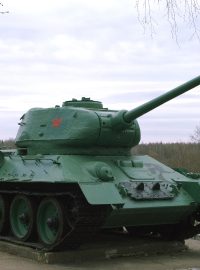 Tank T-34 z druhé světové války, který je vystaven na podstavci ve městě Narva na hranicích s Ruskem