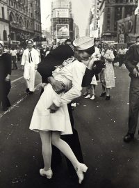 Fotografii pořídil 14. srpna 1945 Alfred Eisenstaed a veřejnost ji poprvé uviděla v magazínu Life