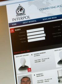 Vyhledávání hledaných osob na Interpolu. Ilustrační foto.