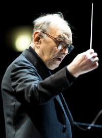 Ennio Morricone během dirigování při pražském koncertu