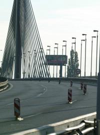 Půl hodiny před sobotním polednem začala uzavírka lanového mostu na Jižní spojce v Praze (ilustrační snímek)