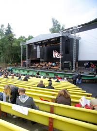 V  letních kinech se kromě promítání pořádají i koncerty. (ilustrační foto)