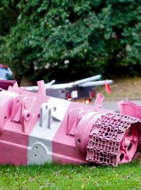 21. srpna 2008, v den 40. výročí sovětské okupace, Černý růžový tank na Smíchov opět přivezl - tedy jen jeho zadní část. Celé dílo tak vypadalo, jako by se tank zahrabával do země (archivní snímek ze srpna 2008).