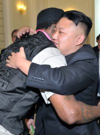 Objetí Kim Čong-una a Dennise Rodmana (Pchjongjang, 2013).