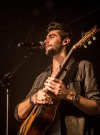 Zpěvák Alvaro Soler na koncertě v Miláně z roku 2015