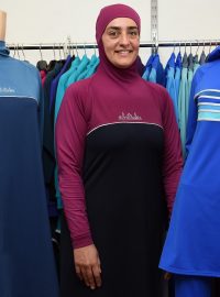 Fitness instruktorka Fatma Taha pózuje v burkinách v australské prodejně