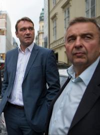 Vedle Miloslava Roznera (vlevo) policie stíhá také bývalého tajemníka SPD Jaroslava Staníka (vpravo), viní ho z nenávistných výroků vůči homosexuálům, Romům či Židům