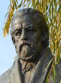 Socha skladatele Bedřicha Smetany na pražském nábřeží