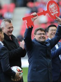 Ředitel Slávie Martin Krob v dubnu 2017 převzal symbolický klíč od stadionu Eden z rukou zástupce společnosti CEFC, vlevo Jaroslav Tvrdík.