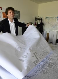 Christoph Wessling ukazuje nákres mapy historického Aleppa.