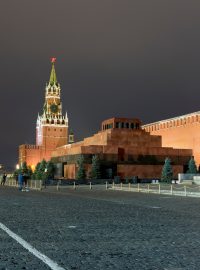 Leninovo mauzoleum u hradeb Kremlu a s chrámem Vasila Blaženého v pozadí