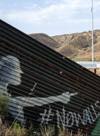 Bariéra na americko-mexické hranici s protestním grafitti #NoWalls (Žádné zdi), ilustrační snímek.