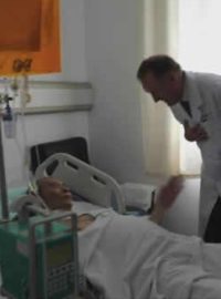Fotografii  západních lékařů u pacienta Liou Siao-poa zveřejnila nemocnice na svých webových stránkách.