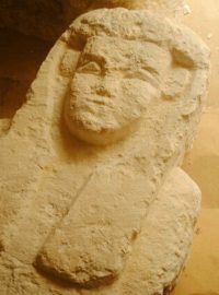 V jedné z hrobek objevili archeologové sarkofágy s částmi vymodelovanými do tvarů lidských obličejů.