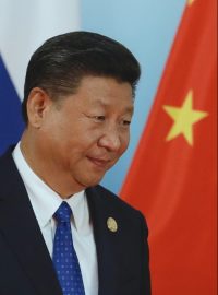 &quot;Žíznivá čínská ekonomika chce získat přístup k obřím ruským zásobám ropy.&quot; Na ilustračním snímku čínský prezident Si Ťin-pching se svým ruským protějškem Vladimirem Putinem.