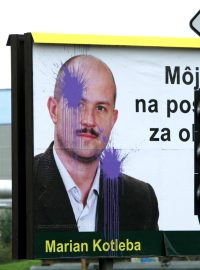 Poškozený předvolební billboard Mariana Kotleby