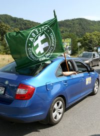 Vůz s vlajkou Lidové strany Naše Slovensko