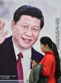 Ulice Pekingu - a billboard velebící úspěchy prezidenta Si Ťin-pchinga.